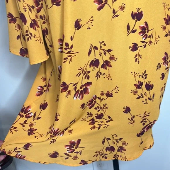 C.C Golden Yellow Flowy Floral Top w/ Crisscross - Size Large - Picture 10 of 12